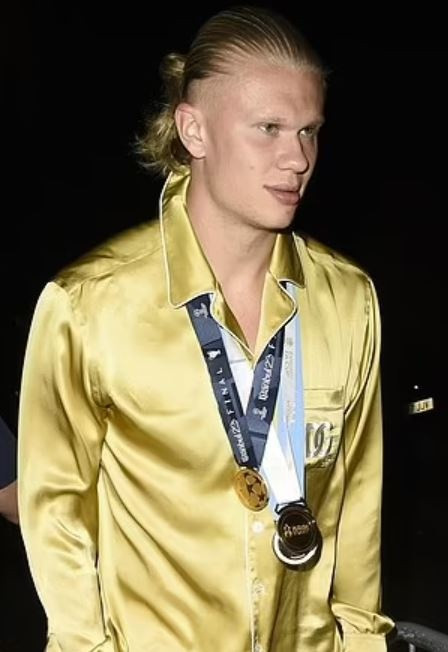 Haaland mac do ngu, deo huy chuong di hop dem