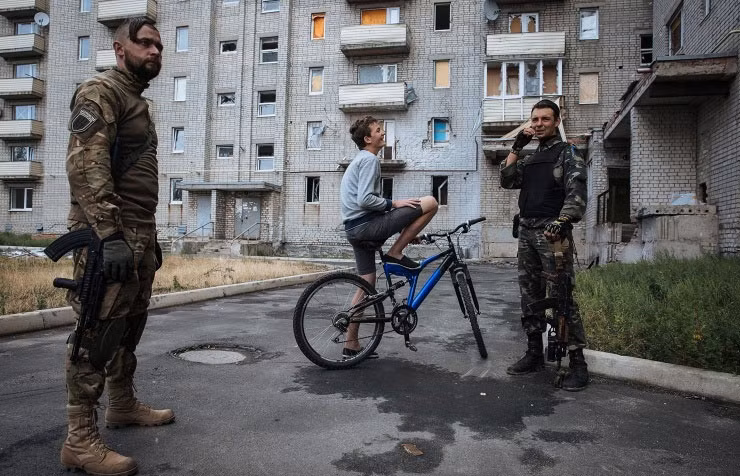 Dân quân tự vệ đứng gác bên ngoài một tòa nhà chung cư.