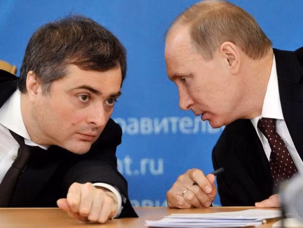 Trợ lý Vladislav Surkov (bên trái) trong một cuộc họp với Tổng thống Putin.