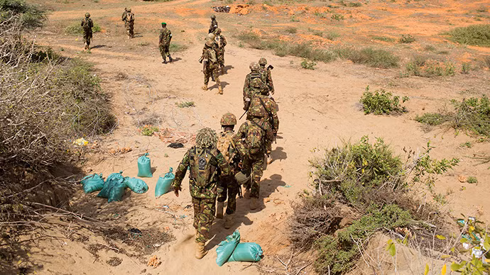 Các binh sĩ thuộc Lực lượng Quốc phòng Kenya (KDF), tham gia AMISOM, đang tuần tra một khu vực tại thị trấn ven biển Kismayu, miền nam Somalia