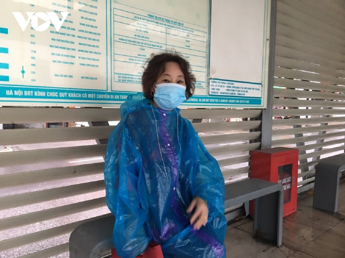 Bà Nguyễn Thị Chính, quận Cầu Giấy chia sẻ: “Tôi rất phấn khởi sau gần 3 tháng thì nay được quay lại với loại hình phương tiện công cộng này. Bởi vì tôi đã sử dụng phương tiện công cộng quen rồi, vì thế khi xe buýt hoạt động trở lại tôi thấy rất thuận tiện khi mỗi người dân đi làm”.