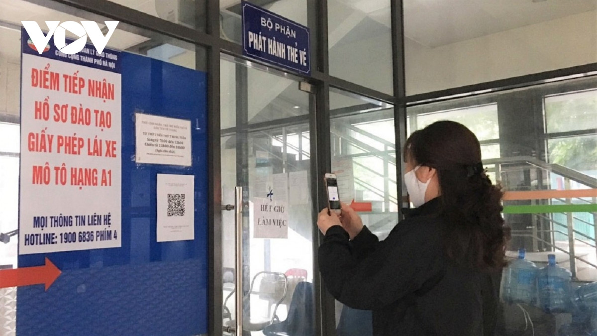 Để đảm bảo công tác phòng dịch Covid-19, trên xe luôn có sẵn nước sát khuẩn tay dành cho khách, các biển báo chú ý và mã QR để người đi xe thực hiện theo đúng quy định Bộ Y tế.