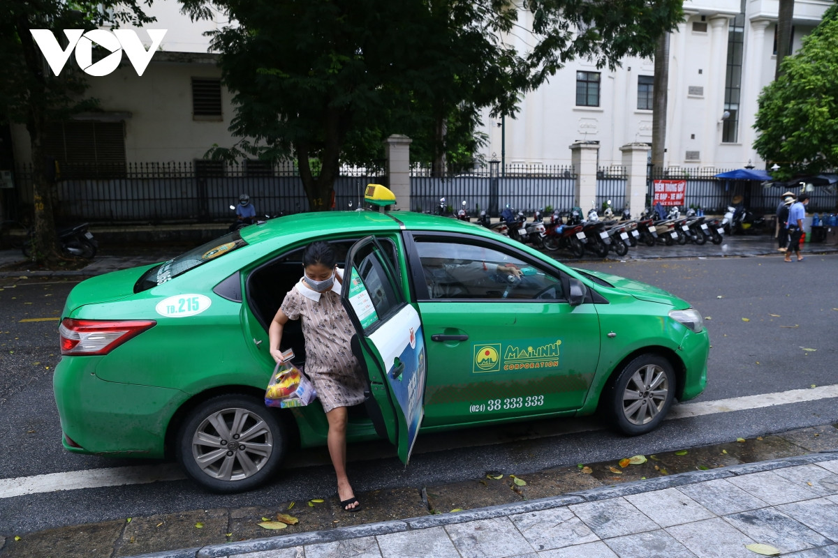 Người dân vui mừng khi có thể đón taxi để di chuyển, nhất là trong điều kiện mưa gió, ảnh hưởng của bão số 8 như hiện nay.