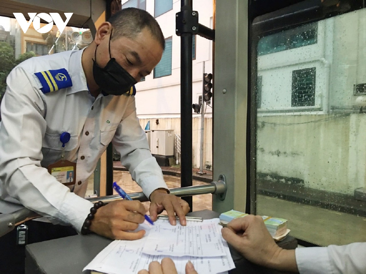 Trước khi xe buýt khởi hành, lái xe ký giấy vào lệnh điều động, kiểm tra công tác an toàn, thiết bị trên xe...