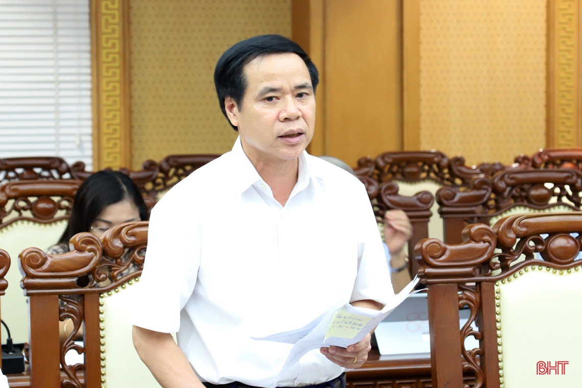 "Nhân dân huyện Cẩm Xuyên rất phấn khởi và cảm ơn tấm lòng của ca sĩ Thủy Tiên. Hiện chúng tôi đang rà soát, tổng hợp lại để báo cáo con số chính xác về Ủy ban MTTQ Việt Nam tỉnh Hà Tĩnh” - ông Hà Văn Bình nói. (Ảnh Thủy Tiên đi từ thiện 2020)