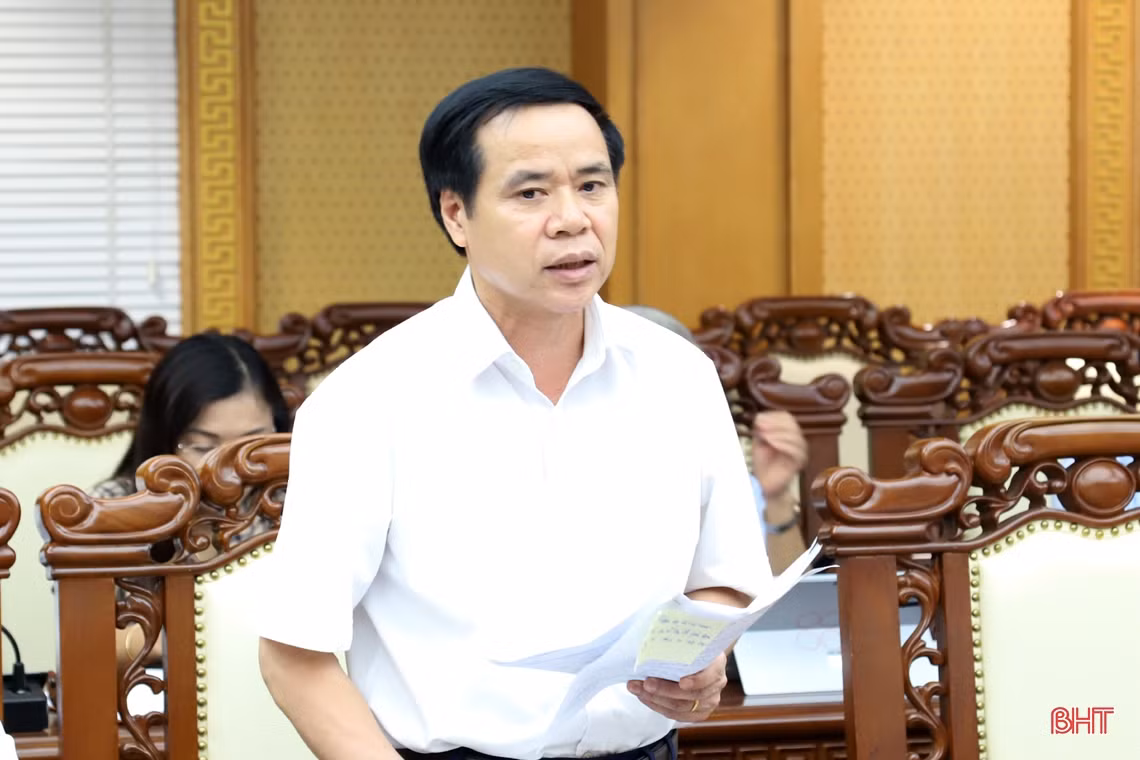 "Nhân dân huyện Cẩm Xuyên rất phấn khởi và cảm ơn tấm lòng của ca sĩ Thủy Tiên. Hiện chúng tôi đang rà soát, tổng hợp lại để báo cáo con số chính xác về Ủy ban MTTQ Việt Nam tỉnh Hà Tĩnh” - ông Hà Văn Bình nói. (Ảnh Thủy Tiên đi từ thiện 2020)