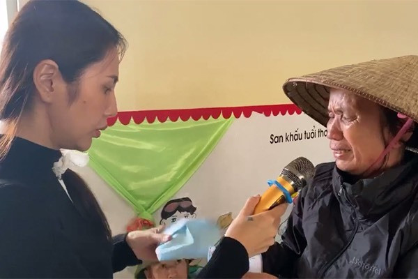 Chủ tịch UBND huyện Cẩm Xuyên (Hà Tĩnh) nói: “Sau khi ca sĩ Thủy Tiên khâu nối phát quà ở huyện thì chúng tôi đã làm rất bài bản và chặt chẽ, giao cho các xã bình chọn các trường hợp khó khăn. Tổ chức trao 2 đợt, đợt 1 trao tại xã Cẩm Thành, Cẩm Duệ, đợt 2 trao tại xã Cẩm Vịnh. Số tiền theo danh sách cả 2 đợt xã tổng hợp lên là hơn 7,7 tỷ đồng. Ngoài việc trao theo danh sách thì có nhiều người dân đã đến gặp Thủy Tiên trình bày hoàn cảnh và được ca sĩ này cho thêm quà." (Ảnh Thủy Tiên đi từ thiện 2020)