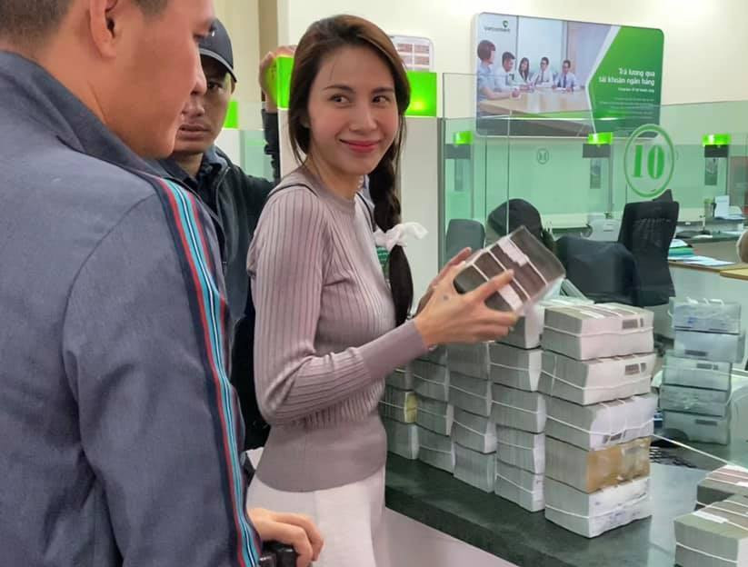 Ngoài số tiền ủng hộ trực tiếp tới người dân các huyện thì ca sĩ Thủy Tiên đã ủng hộ Hà Tĩnh 10 nhà văn hóa cộng đồng tránh lũ. (Ảnh Thủy Tiên đi từ thiện 2020)