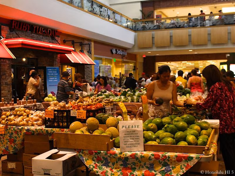 Các khu trung tâm mua sắm là nơi khám phá nền ẩm thực độc đáo của hòn đảo nằm giữa Thái Bình Dương này. Ảnh: Honoluluhi5.com