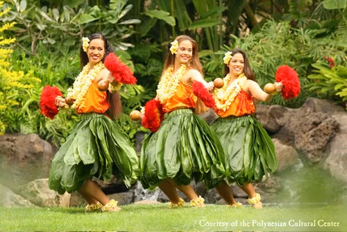 Bên cạnh vẻ đẹp thiên nhiên, Honolulu cũng hấp dẫn du khách với những phong tục độc đáo của người thổ dân, nổi bật là điệu múa Hula Hula quyến rũ. Ảnh: California-tour.com.