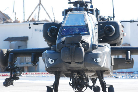 AH -64 Apache được thiết kế để thực hiện nhiệm vụ chiến đấu cả ngày lẫn đêm và trong thời tiết bất lợi. (Ảnh: military)