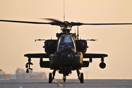 AH-64 Apache có tốc độ bay 276 km/giờ, với tầm bay 476 km. (Ảnh: military)