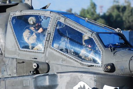 AH-64 Apache là loại máy bay trực thăng tấn công có 2 chỗ ngồi, được đẩy bằng 2 động cơ tua bin. (Ảnh: military)