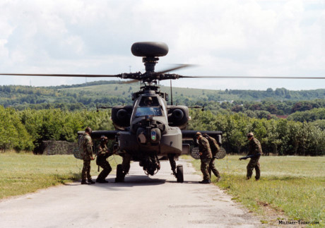 Boeing AH-64 Longbow Apache được biết đến là máy bay trực thăng có hệ thống vũ khí chống xe thiết giáp ưu việt bậc nhất của Mỹ. (Ảnh: military-today)