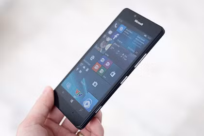  Microsoft Lumia 950 và 950 XL (7,99 triệu đồng và 9,99 triệu đồng). Hai sản phẩm đều tập trung vào tính năng camera với công nghệ PureView độ phân giải tới 20 megapixel, quay video 4K và có chống rung quang học thế hệ thứ năm với ba đèn flash LED trợ sáng. Camera trước là 5 megapixel kết hợp cùng ống kính góc rộng và hỗ trợ nhận dạng khuôn mặt qua hồng ngoại để mở khóa máy. Điểm mạnh của sản phẩm so với iPhone hay phần đông thiết bị Android cao cấp là khả năng chụp chuyên nghiệp, cho phép can thiệp nhiều thông số từ tốc độ màn trập (từ 1/16.000 giây đến 4 giây) cho tới ISO (từ 50 tới 3.200) chứ không chỉ bù trừ sáng hay cân bằng trắng WB. Máy có thể lưu ảnh ở định dạng RAW.