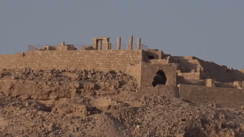 Hiện nay, nơi đây vẫn còn nhiều vết tích của các pháo đài cổ, các mương của hệ thống tưới tiêu và các quán dành cho đoàn lữ hành dừng chân (caravanserai). Ảnh: Shutterstock.com.