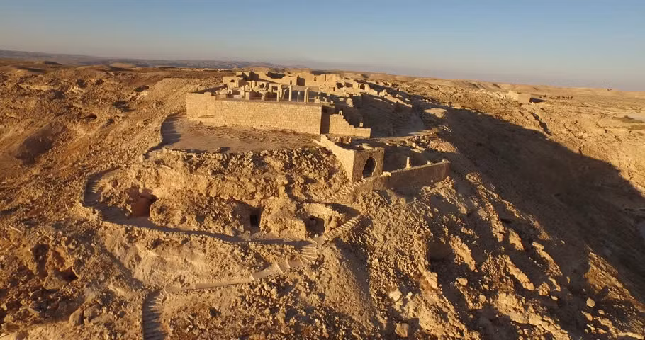 Các thành phố trên tuyền đường được bảo vệ bởi nhiều pháo đài cổ, xung quanh là các cảnh quan nông nghiệp đặc trưng trong vùng hoang mạc. Ảnh: Shutterstock.com.