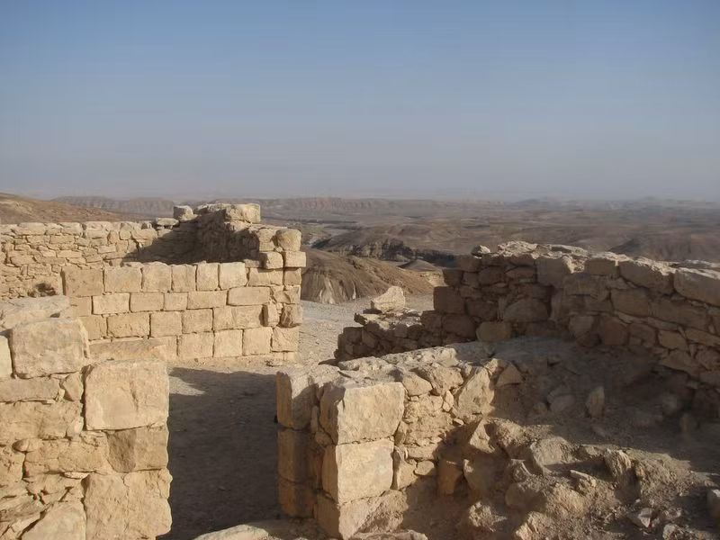 Tuyến đường này là nơi tọa lạc của 4 thành phố cổ Avdat, Haluza, Mamshit và Shivta - những điểm trung chuyển thương mại quan trọng của sa mạc Negev. Ảnh: Machtesh-ramon.com.