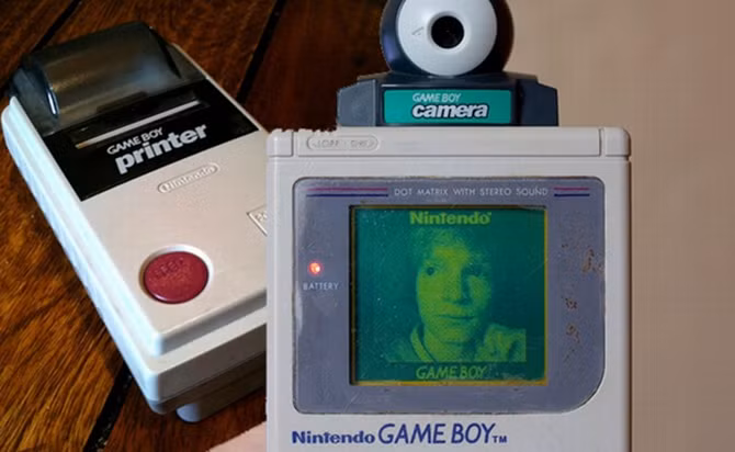  8. Game Boy Camera. Hãng điện tử cầm tay nổi tiếng Nintendo không chỉ làm ra những thiết bị chơi game, hãng từng thiết kế cả phụ kiện chụp ảnh có tên Game Boy Camera vào năm 1998. Để sử dụng, người dùng cần kết nối chiếc máy ảnh này vào khe băng của chiếc máy Game Boy nổi tiếng một thời, dù chất lượng ảnh có phần hơi tệ nhưng nó vẫn phục vụ được phần nào nhu cầu giải trí của những game thủ thời đó. 