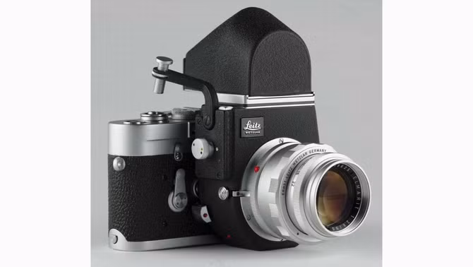 Chiếc Leica M bị biến thành máy ảnh gương lật SLR sau khi lắp phụ kiện Visoflex.