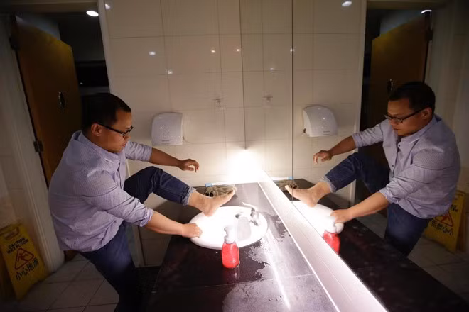 Hàng ngày đều có 2, 3 người khác ngủ cùng Liu. “Chúng tôi phải dậy từ 8h30 vì 9h30 vào làm. Chúng tôi tắm rửa trong phòng tắm chung”, Liu kể.