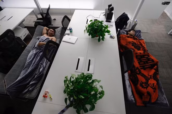 Xiang Shiyang làm việc đến 3-4h sáng ít nhất 2/tuần tại công ty quản lý tín dụng Renren. “Tôi không có nhiều cơ hội hoặc thời gian để tìm bạn gái”, anh nói. Công ty của Xiang có giường cho nhân viên ngủ lại ban đêm. Anh nghĩ, làm việc ngoài giờ là điều rất bình thường. “Bởi vì tôi đã dồn toàn tâm trí cho công ty này”, thanh niên 28 tuổi nói.