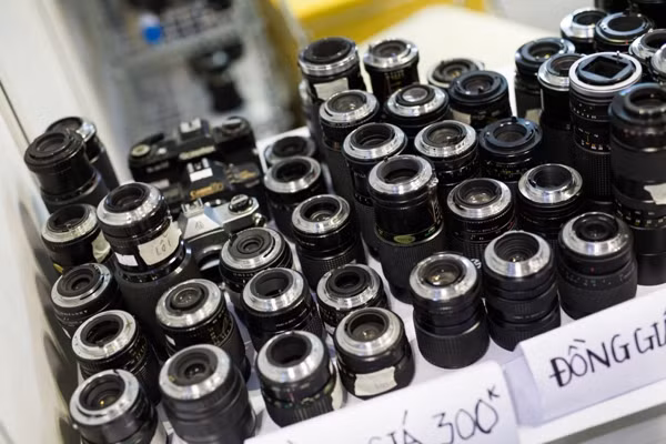 Đúng với cụm từ "chợ phiên" mà diễn đàn nhiếp ảnh sử dụng, gian hàng này bày ống kính la liệt trên bàn - một cách rất hay để thu hút những người chơi ảnh.