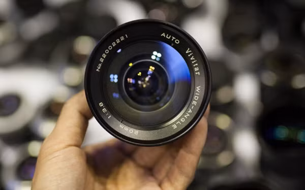 Như hầu hết ống kính lấy nét tay, ống này có thân làm từ kim loại nên bền bỉ với thời gian. Lens này có giá 2,3 triệu đồng.