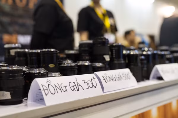 Rất nhiều ống kính được bán đồng giá 300.000 đồng, 500.000 đồng, 1,3 triệu đồng. Ngoài ra còn có các ống kính khác cao cấp hơn, giá đắt hơn.