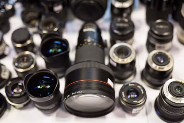 Đặc trưng của ống kính lấy nét tay khá nhỏ gọn, do được thiết kế cho máy phim, tuy nhiên vẫn có những ống kính rất 'hoành tráng' giữa những ống 'tí hon'. Đây là ống Tokina AT-X SD 300mm f2.8, giá 10.000.000 đồng.