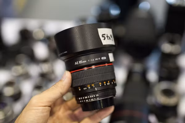 Ống Rokinon 85mm f1.4 cho Nikon này giá 5,9 triệu đồng.