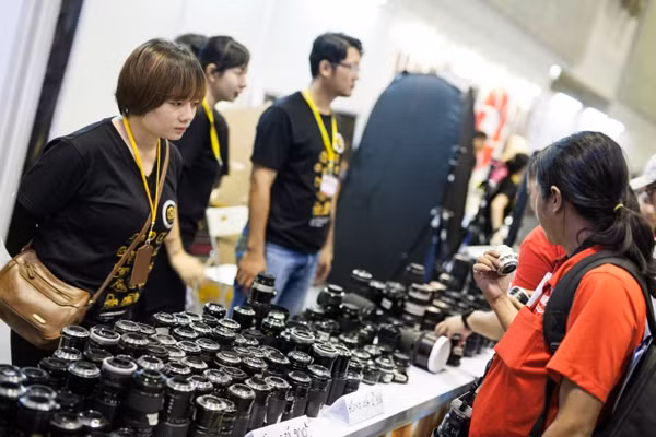 Triển lãm hình ảnh, truyền hình (Digital Emotion 2016) năm nay quy mô thu hẹp, khách tham quan không đông, tuy nhiên tại các gian hàng chuyên biệt đều có lượng khách ghé xem khá đông. Một trong số đó là gian hàng bán ống kính máy ảnh của một cửa hàng máy ảnh đặt trong gian hàng VNPhoto - một diễn đàn nhiếp ảnh.