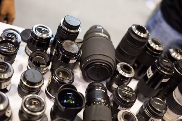 Một ống siêu zoom của Sigma, chiếc 80-400mm f/4.5-5.6 AF 'khổng lồ'lạc loài trong đống lens lấy nét bằng tay.