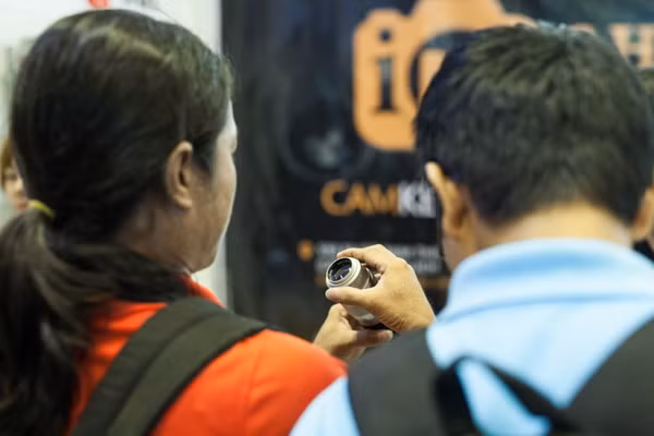 Hầu như mọi lens lấy nét tay hiện nay đều là hàng đã qua sử dụng nhiều năm, người mua thường kiểm tra khá kỹ trước khi chọn mua.