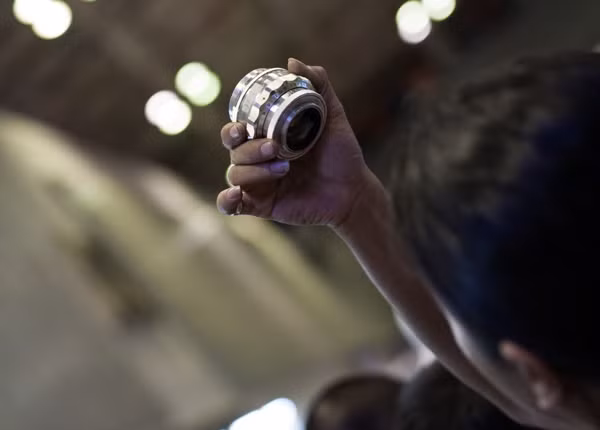 Dù có mức giá rẻ, hầu hết ống kính chỉnh tay đều có vỏ kim loại, hoặc ít nhất là ngàm kim loại, tăng thêm vẻ cao cấp cho lens, trong khi hầu hết ống kính phổ thông hiện nay đều làm từ nhựa.