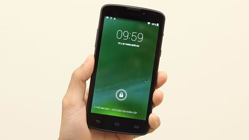  Philips V387A. Philips cũng là thương hiệu chú trọng ra các mẫu smartphone pin trâu. Chiếc Philips V387A sở hữu viên pin 4.400 mAh, hứa hẹn thời lượng sử dụng tốt với thiết bị 5 inch độ phân giải HD. Các cấu hình khác của sản phẩm gồm vi xử lý MediaTek 6582 lõi tứ, RAM 1GB, bộ nhớ trong 8GB, camera trước sau 2MP/8MP. Sản phẩm hiện có giá 2,4 triệu đồng.