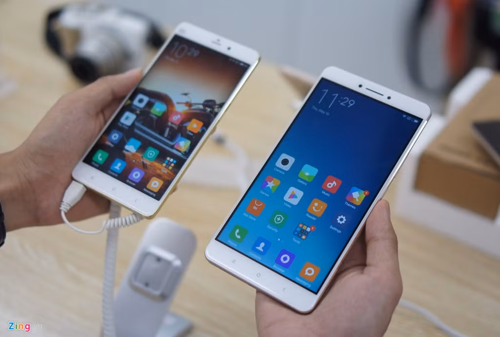 Xiaomi Mi Max (phải) đọ dáng với chiếc Mi Note Pro. So với model đàn anh, Mi Max được thiết kế kém cao cấp hơn đôi chút.