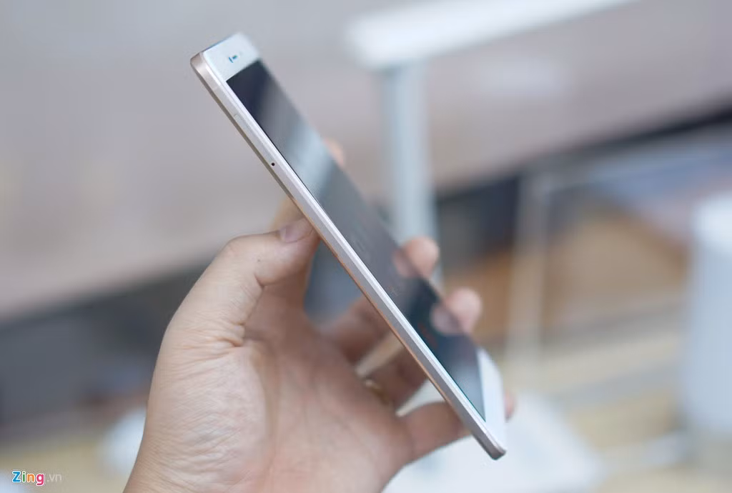 Sở hữu cân nặng lên đến 203 gram nhưng máy cho cảm giác cầm không quá nặng. Các đường cắt kim cương ở viền máy khiến người dùng cảm thấy cấn tay. Kết hợp với màn hình lớn, người dùng sẽ cảm thấy hơi khó cầm một chút.