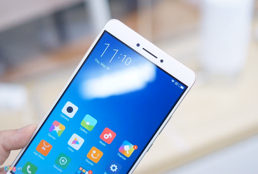 Mi Max có kiểu dáng ưa nhìn, viền màn hình khá mỏng. Model này sử dụng phiên bản giao diện MIUI 8 mới nhất (dựa trên nền Android 6.0). Màn hình này dùng kính 2,5D.