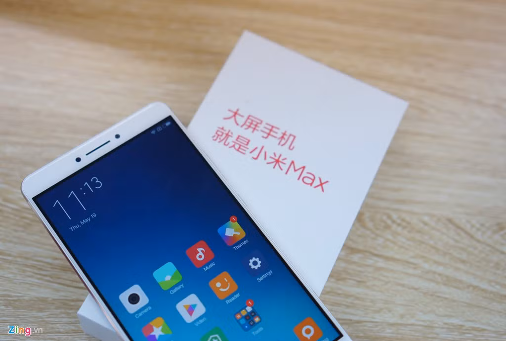 Sở hữu kích thước đúng bằng chiếc Xperia Z Ultra trước đây, Mi Max chắc chắn không phải sản phẩm cho số đông người dùng vì màn hình quá khổ của mình (6,44 inch).