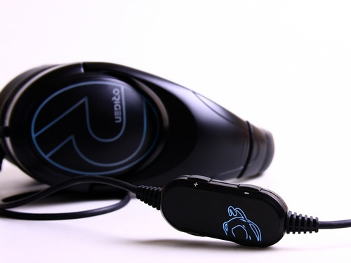 Dây cáp tín hiệu 2m trên Ozone EKHO H80 Origen tuy không được bọc lưới bảo vệ, nhưng có kích thước khá lớn nên cũng không đáng ngại về độ bền cũng như khả năng rối dây khi sử dụng.