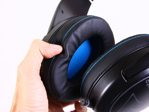 Từ những tiếp xúc thực tế, PC World Vietnam nhận thấy Ozone EKHO H80 Origen tuy có ngoại hình khá cồng kềnh nhưng vẫn rất nhẹ, thích hợp cho nhiều cỡ đầu khác nhau. Sản phẩm cũng được trang bị remote với các nút chức năng cho phép tùy chỉnh âm lượng, tắt/mở micro hoặc khóa tiếng.