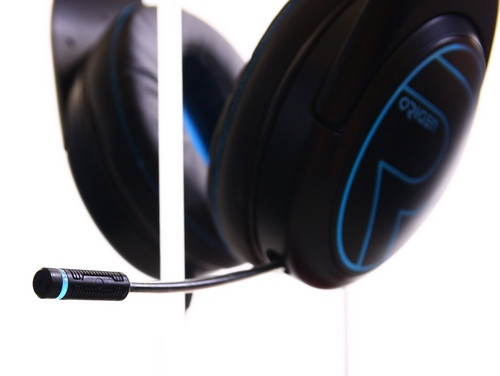 Tuy nhiên, điểm giúp tai nghe Ozone EKHO H80 Origen trở thành một phiên bản đặc biệt là vì sản phẩm được góp phần phát triển bởi chính game thủ X-Peke lừng danh. So với những sản phẩm mà Ozone từng giới thiệu, Ozone EKHO H80 Origen còn “lạ” bởi hệ thống đèn LED màu xanh mướt mắt trên nền đen chủ đạo.