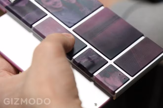 Chủ nhân của chiếc điện thoại ARA có thể nhẹ nhàng lắp thêm dung lượng pin bổ sung hoặc thay ngay một viên pin mới mà không phải khởi động lại máy. Đây là một ứng dụng tuyệt vời trong thời đại các smartphone luôn đói khát dung lượng pin.