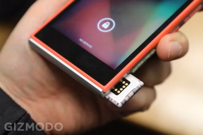 Nếu người dùng chán ghét vị trí cổng sạc nằm ở viền dưới của điện thoại, họ có thể rút ra và đưa nó qua cạnh trái, phải hay thậm chí lên cạnh trên.