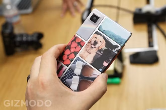 Các môđun được gắn vào điện thoại xếp hình theo các ngàm được làm từ nam châm, chúng rất chắc chắn. Người dùng có thể thoải mái sử dụng mà không sợ các môđun bị rơi ra ngoài.