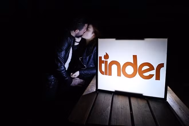 Ứng dụng hẹn hò Tinder có địa điểm offline dành cho các cặp đôi gặp gỡ ngoài đời thực.
