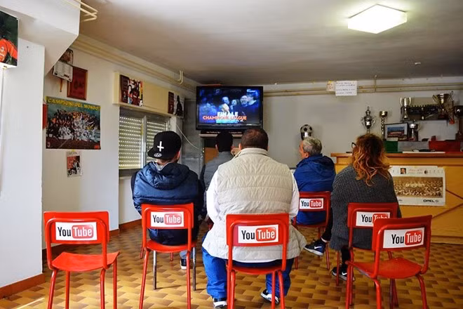 Các nghệ sỹ đã trang trí lại các địa điểm công cộng dựa trên cảm hứng từ các sản phẩm công nghệ hàng đầu thế giới. Trang web chia sẻ video lớn nhất thế giới xuất hiện đằng sau những chiếc ghế.