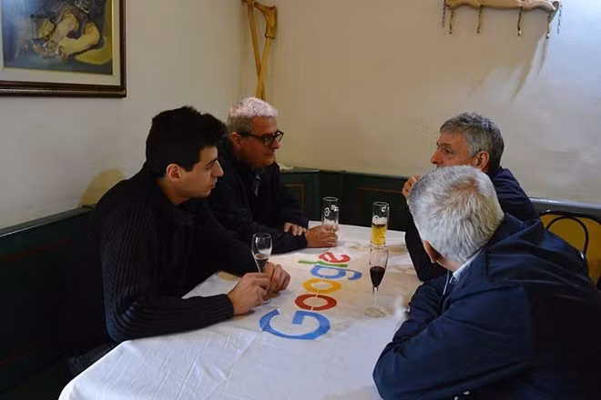 Google là tên một bán bar của trong thị trấn.