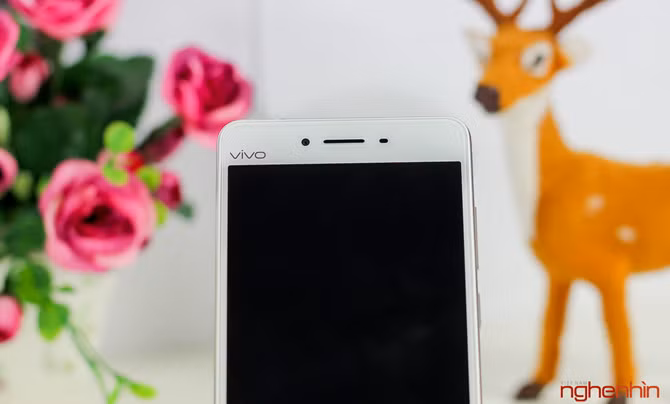 Vivo V3 Max sở hữu màn hình 5,5 inch độ phân giải Full-HD tấm nền IPS LCD cho khả năng hiển thị sắc nét, màu sắc trung thực và góc nhìn tốt nhưng độ tương phản chưa cao khi dùng ngoài trời.